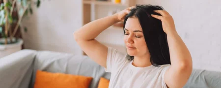 ۸ گام طلایی برای جلوگیری از پیری مو؛ از ماساژ پوست سر تا لایه‌برداری آن