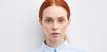 چرا نباید برای گرفتن عکس گذرنامه  لباس سفید بپوشید؟