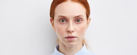 چرا نباید برای گرفتن عکس گذرنامه  لباس سفید بپوشید؟