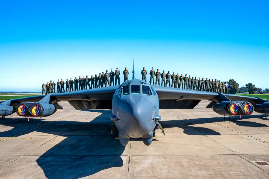 تعداد خدمه بمبافکن B-52 چند نفر است؟
