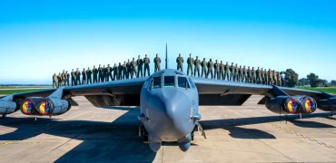 تعداد خدمه بمب‌افکن B-52 چند نفر است؟