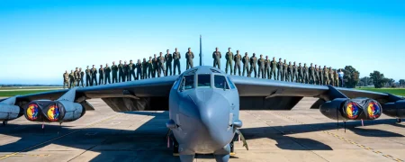 تعداد خدمه بمب‌افکن B-52 چند نفر است؟