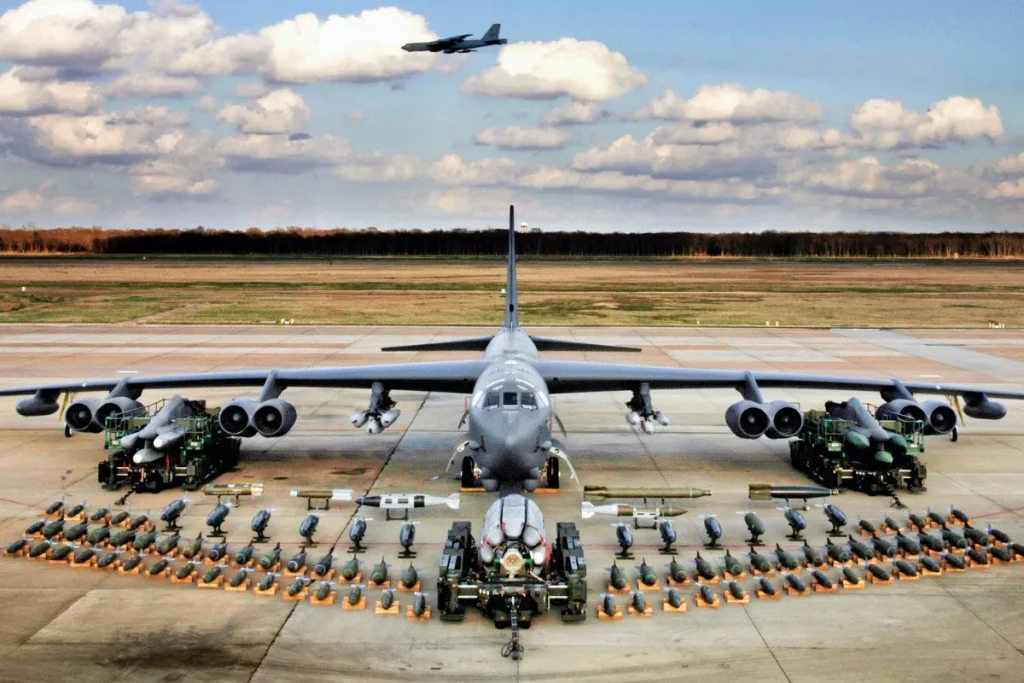 بمبافکن B-52