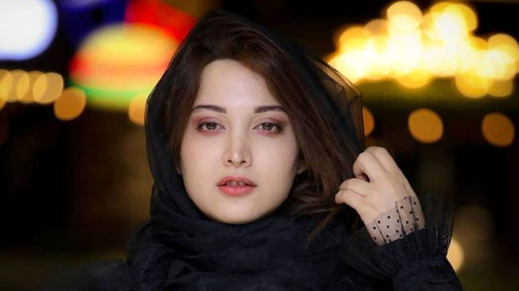 بیوگرافی روشنک گرامی؛ از شهرت با «فاصله‌ها» تا تصادف شدید و بستری شدن در بیمارستان