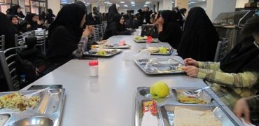 سرو غذا در سلف دانشگاه مشهد با بیل ساختمانی خبرساز شد + ویدیو