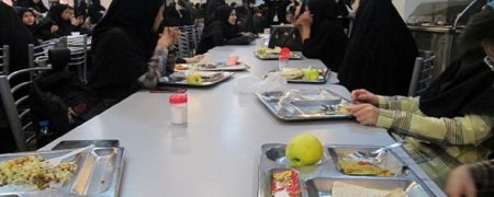 سرو غذا در سلف دانشگاه مشهد با بیل ساختمانی خبرساز شد + ویدیو