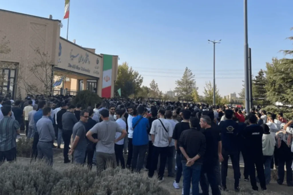 ماجرای تجمع دانشجویان در مقابل دانشگاه بوعلی همدان چه بود؟ + ویدیو