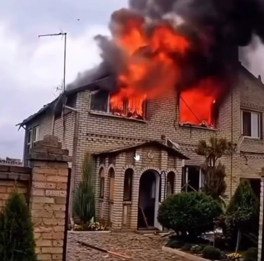 مرد روس خانه‌اش را به آتش کشید