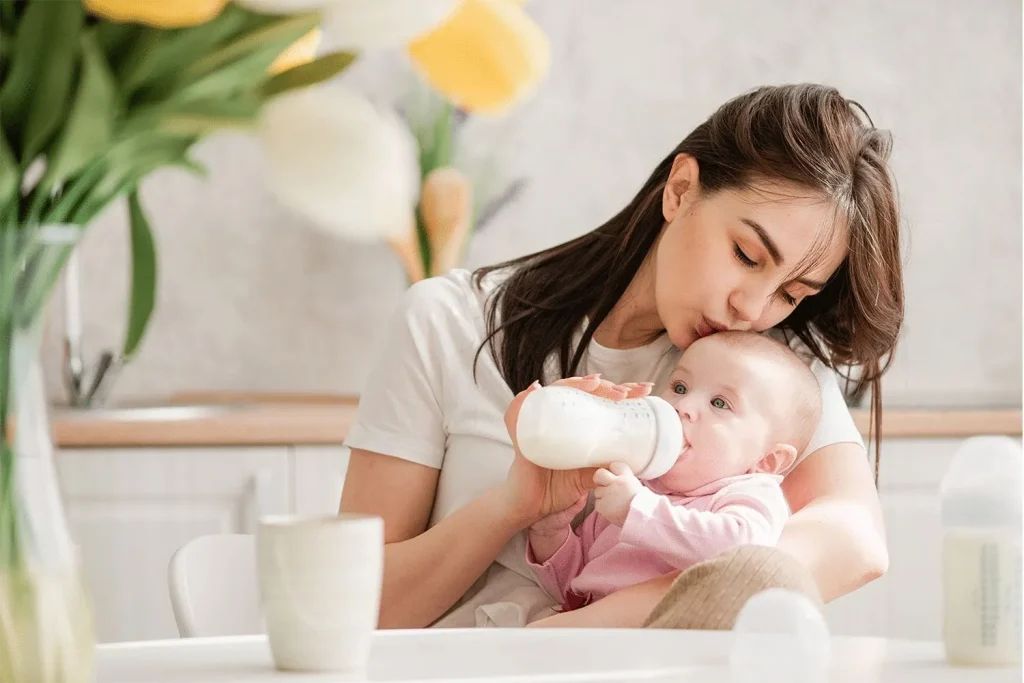 همه چیز درباره تغذیه نوزاد؛ آیا کودک شما به اندازه کافی شیر میخورد؟