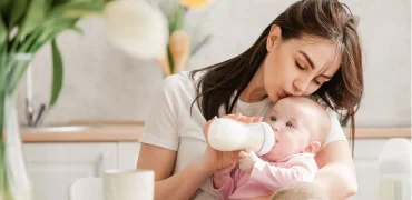 همه چیز درباره تغذیه نوزاد؛ آیا کودک شما به اندازه کافی شیر می‌خورد؟