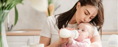 همه چیز درباره تغذیه نوزاد؛ آیا کودک شما به اندازه کافی شیر می‌خورد؟