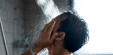 حمام اجباری جوان ۲۳ ساله ترک پس از سه سال با دستور مقامات دولتی! + ویدیو