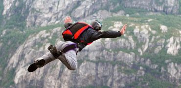 تست بانجی جامپینگ بدون طناب از روی بلندترین پل هوایی جهان در چین + ویدیو