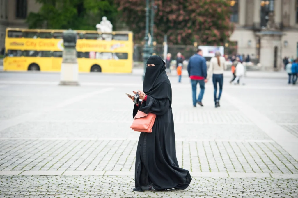 زن برقع پوش در خیابان