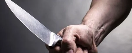 لحظه سوء‌قصد به یک روحانی در صحن امام‌زاده یحیی + ویدیو