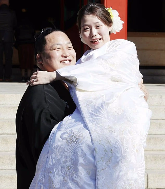 میدوریفوجی کازوناری و همسرش