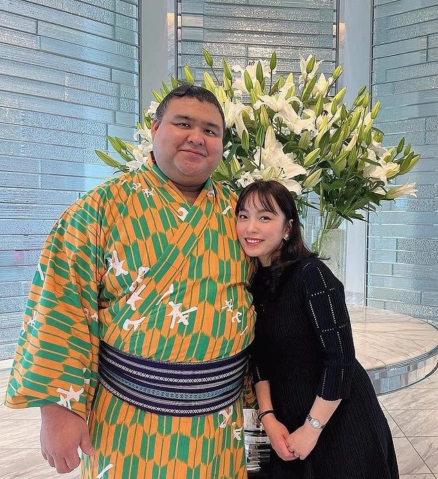 تاکایاسو آکیرا  و همسرش