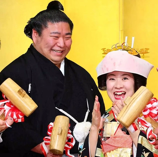 واکاتاکاکاگه آتسوشی و همسرش