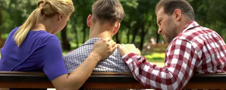 گفت‌وگو با فرزند نوجوان درباره مصرف مواد مخدر؛ از کجا و چطور شروع کنیم؟