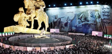 از تندیس زانو زدن والرین در مقابل پادشاه ساسانی در میدان انقلاب تهران رونمایی شد