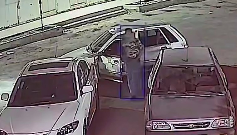 سرقت مزدا ۳ در محدوده درب غربی استادیوم آزادی در عرض کمتر از یک دقیقه + ویدیو