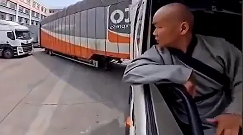 اجرای «نسخه جاده‌ای معبد شائولین»  توسط یک راننده تریلی! + ویدیو