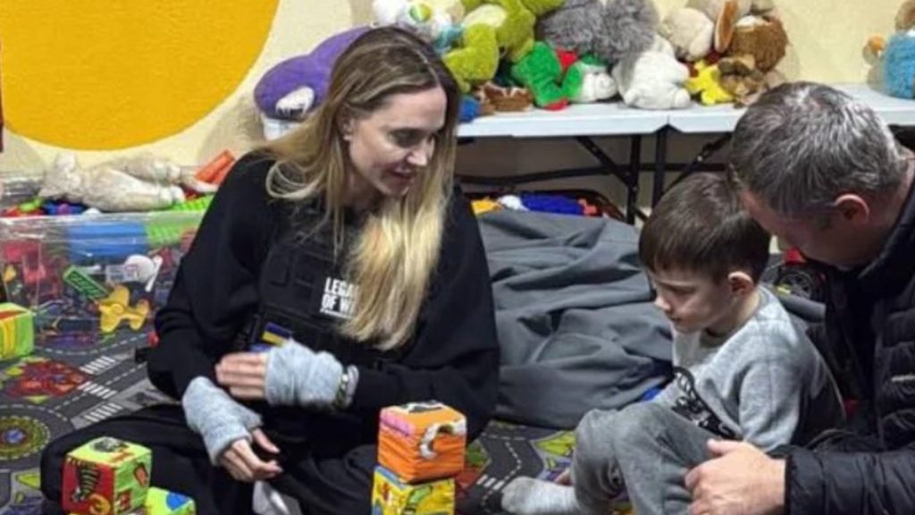 دیدار آنجلینا جولی با کودکان اوکراینی