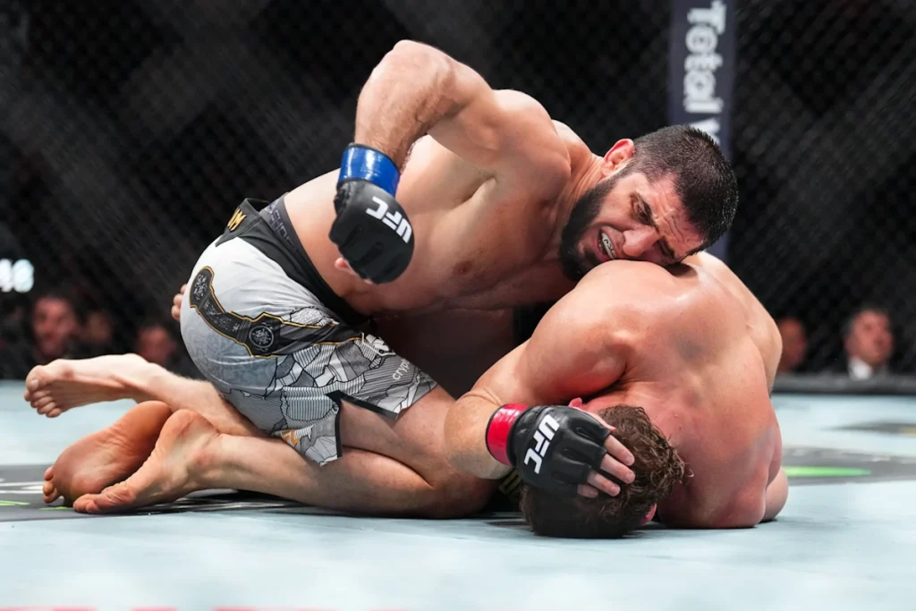 اسلام ماخاچف با شکست جک دلا مادالنا قهرمان دو دسته UFC شد + ویدیو مبارزه