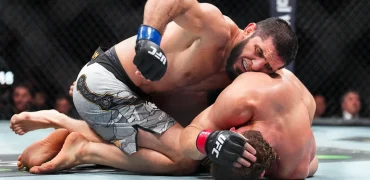 اسلام ماخاچف با شکست جک دلا مادالنا قهرمان دو دسته UFC شد + ویدیو مبارزه