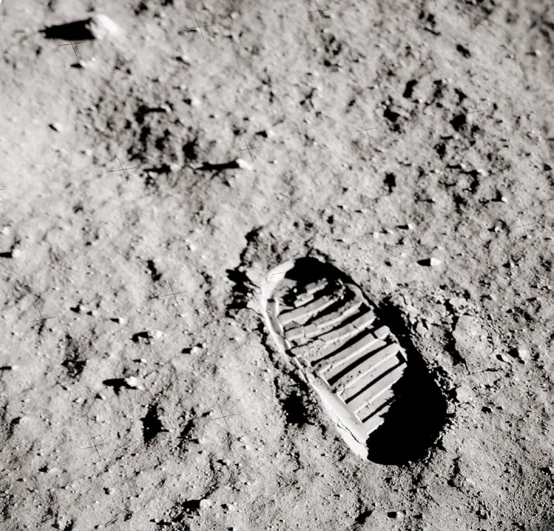 جای قدمهای فضانوردان روی سطح ماه