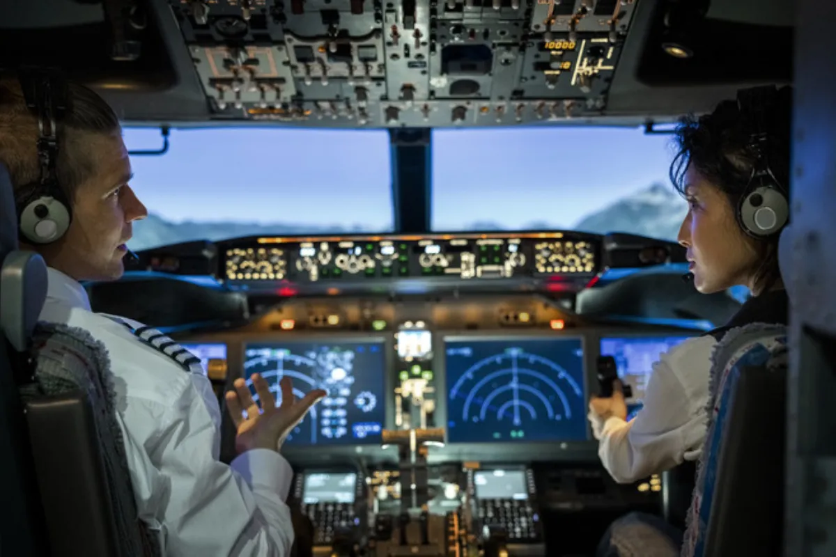 روزیاتو: چرا خلبان‌ها به جای «بله» از اصطلاح «راجر» استفاده می‌کنند؟