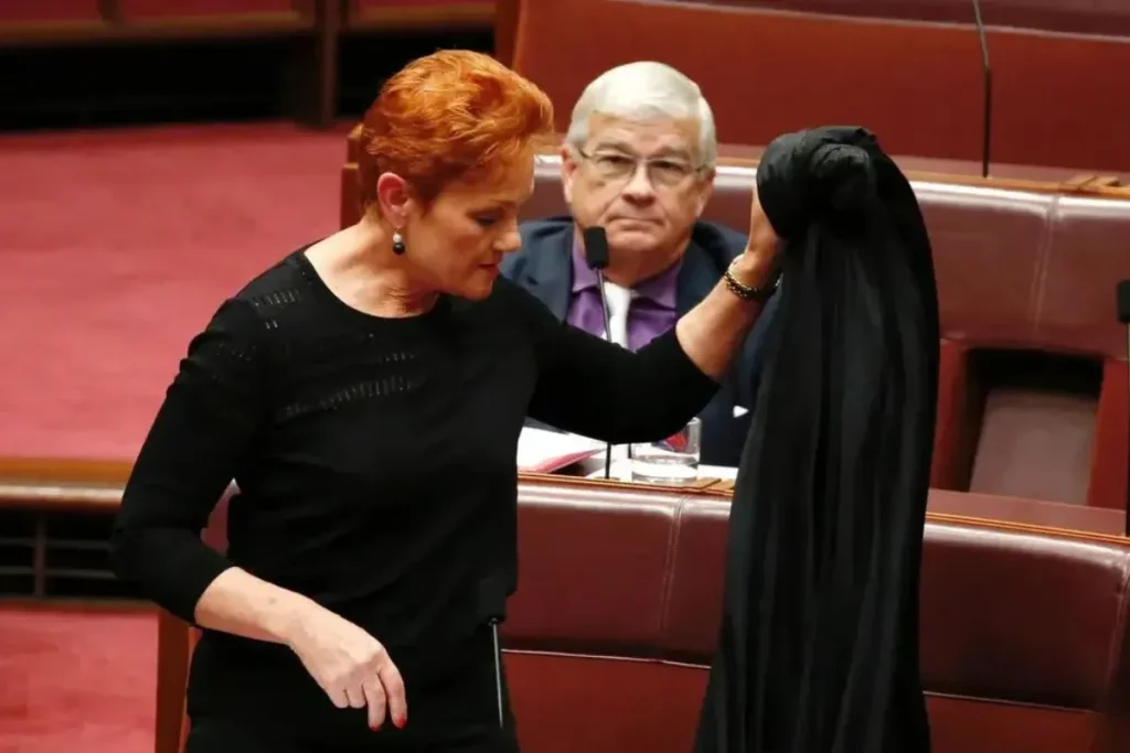 رفتار عجیب سناتور زن استرالیایی در اعتراض به تصویب نشدن طرح ممنوعیت برقع + ویدیو