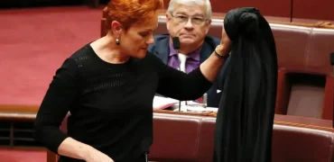 رفتار عجیب سناتور زن استرالیایی در اعتراض به تصویب نشدن طرح ممنوعیت برقع