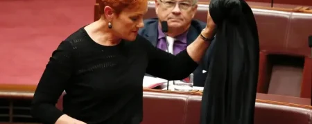 رفتار عجیب سناتور زن استرالیایی در اعتراض به تصویب نشدن طرح ممنوعیت برقع + ویدیو