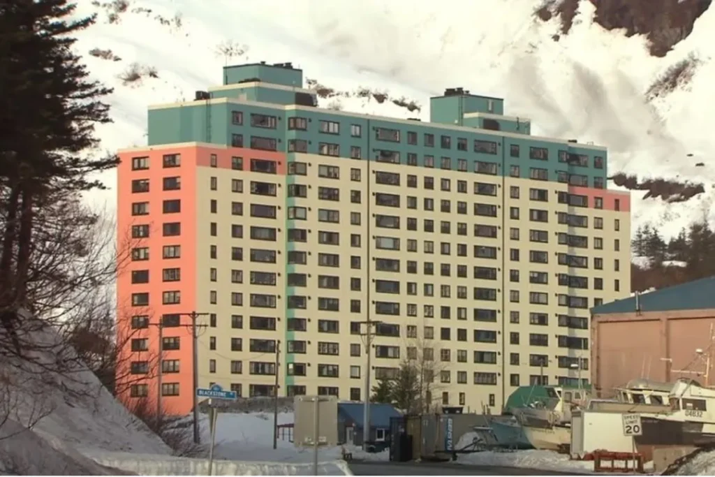 شهر عجیبی که تمام ساکنانش در یک برج با فروشگاه، کلیسا و کلانتری زندگی می‌کنند