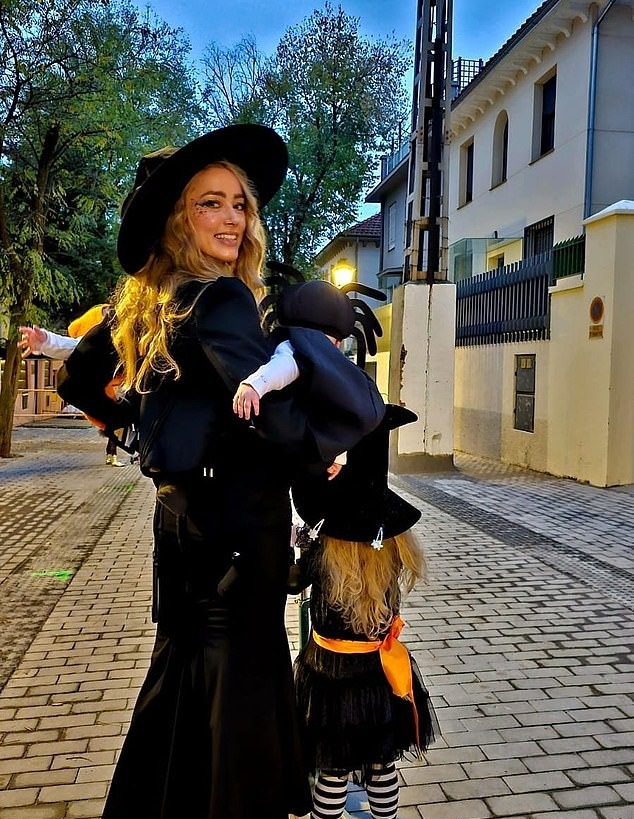 امبر هرد و فرزندانش در جشن هالووین