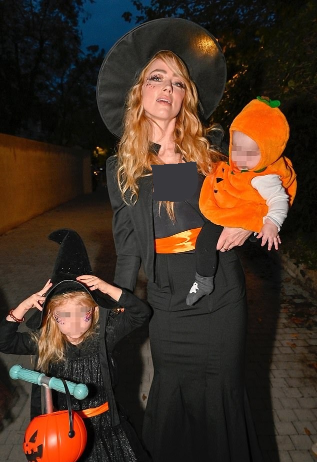 امبر هرد و فرزندانش در جشن هالووین