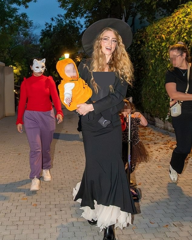 امبر هرد و فرزندانش در جشن هالووین