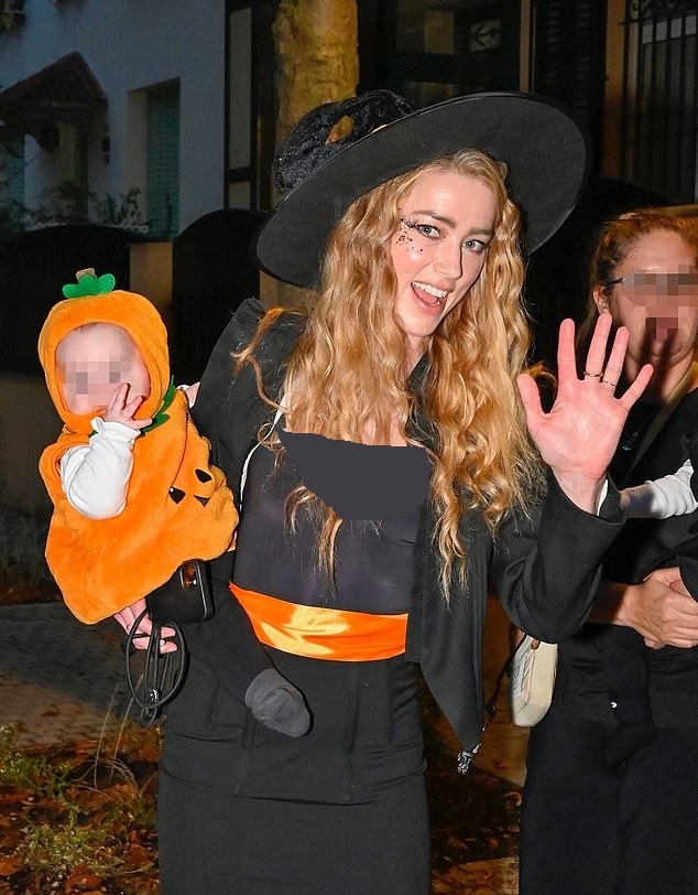 امبر هرد و فرزندانش در جشن هالووین