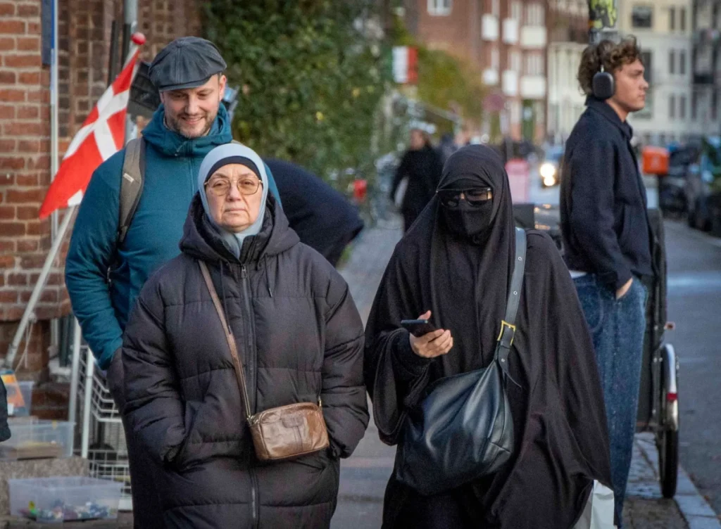 رکوردزنی دانمارک در اخراج پناهجویان؛ از «قانون گِتو» تا مراکز نگهداری موقت سخت‌گیرانه