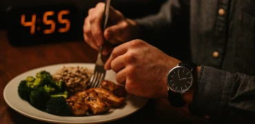 چرا در زمستان باید شام را زودتر بخوریم؟ تاثیر بر خلق‌وخو، متابولیسم و کیفیت خواب