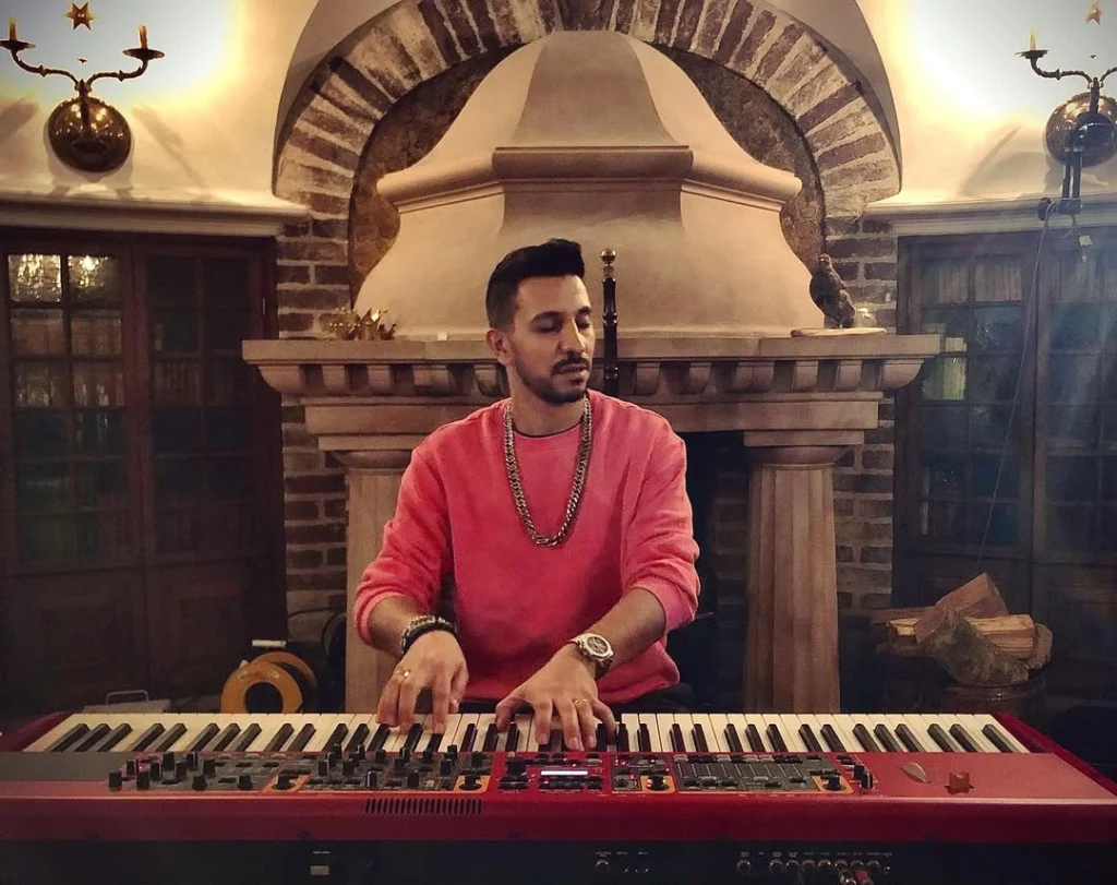 کامیار خواننده