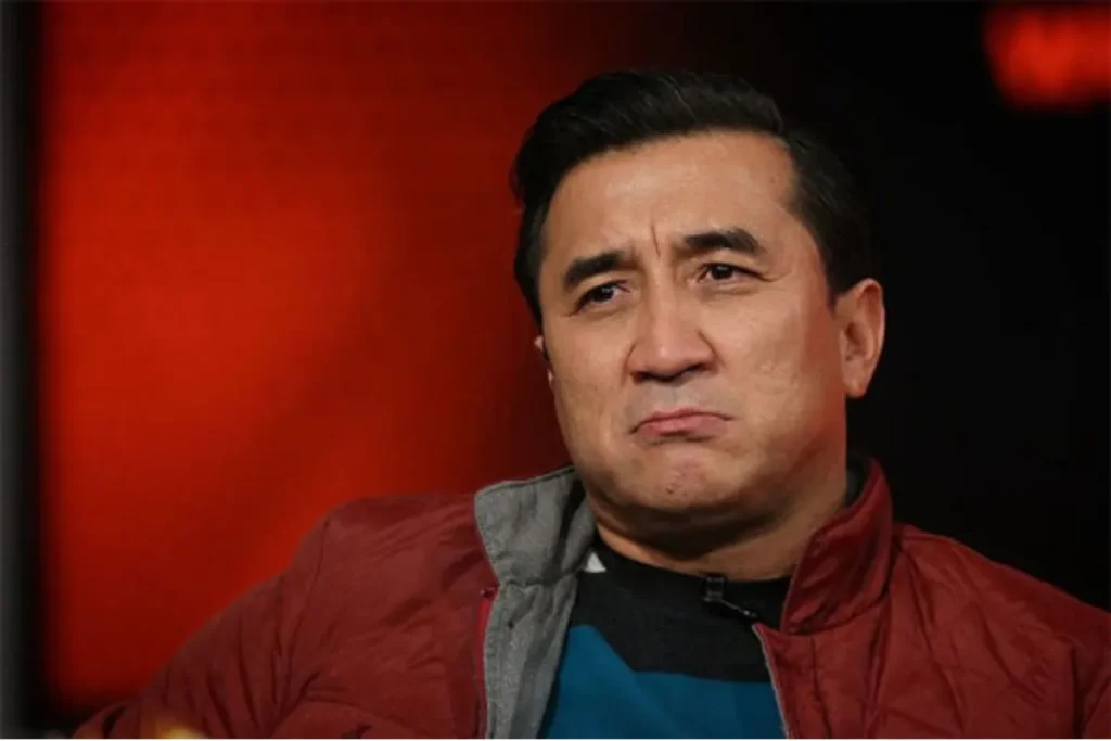 مشاجره لفظی خداداد عزیزی با هوادار خیبر پس از شکست تراکتور + ویدیو