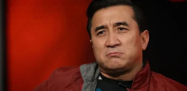 مشاجره لفظی خداداد عزیزی با هوادار خیبر پس از شکست تراکتور + ویدیو