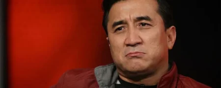 مشاجره لفظی خداداد عزیزی با هوادار خیبر پس از شکست تراکتور + ویدیو