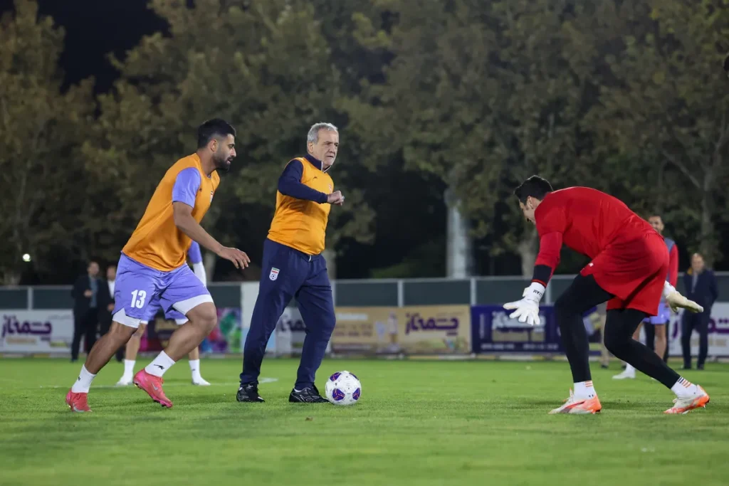 مسعود پزشکیان فوتبالیست شد؛ فوتبال بازی کردن رئیس‌جمهور با بازیکنان تیم ملی!