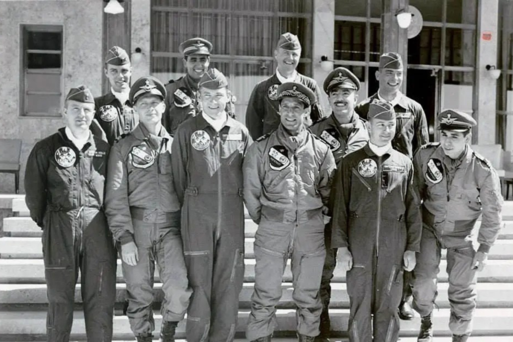 تصویری از نادر جهانبانی در کنار خلبانان اسکای بلازرس آمریکا در دهه ۳۰