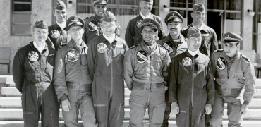 تصویری از نادر جهانبانی در کنار خلبانان اسکای بلازرس آمریکا