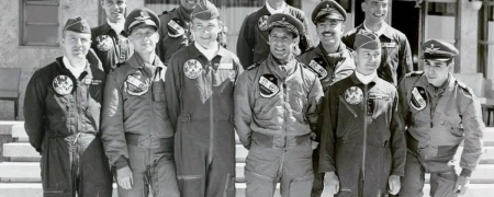 تصویری از نادر جهانبانی در کنار خلبانان اسکای بلازرس آمریکا