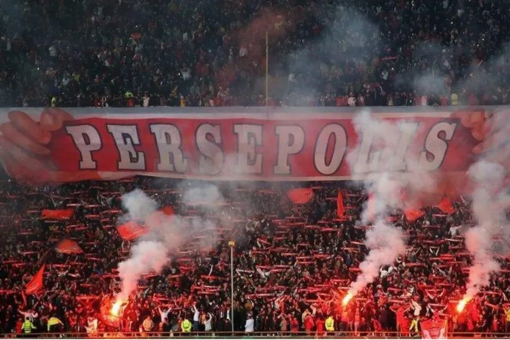 ماجرای درگیری و فحاشی هواداران استقلال و پرسپولیس + ویدیو